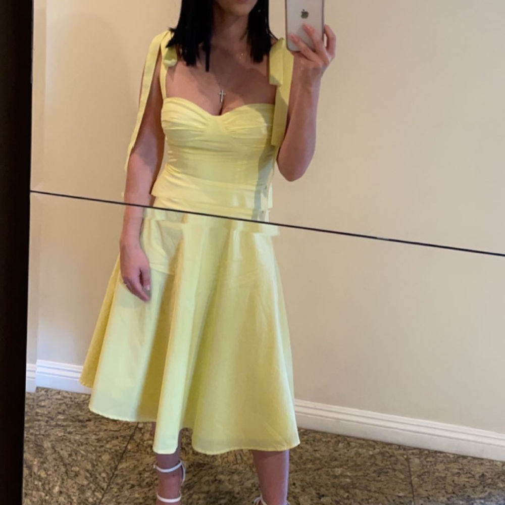 Yellow dress with straps you can tie to a bow.